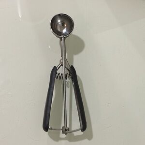 Stainless Steel Ice Cream Scoop with Black Handles